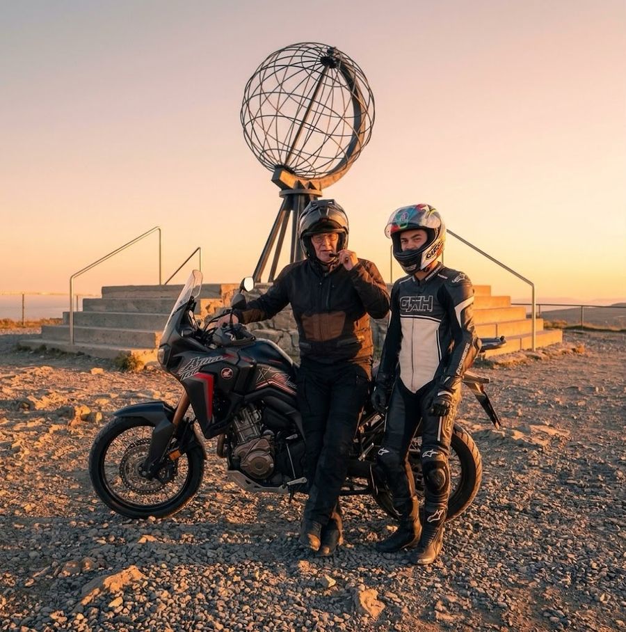 Eric und Michael von Highmotions mit dem Motorrad am Nordkap