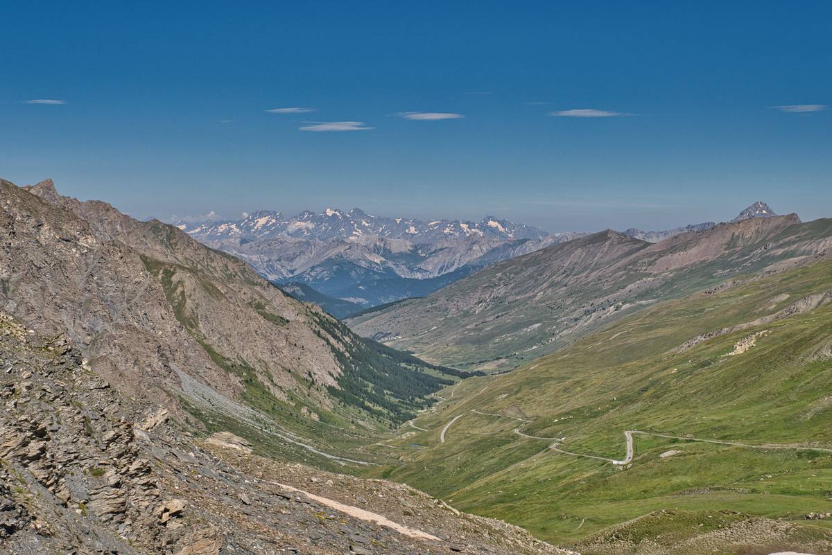 Weites Alpental mit Serpentinen