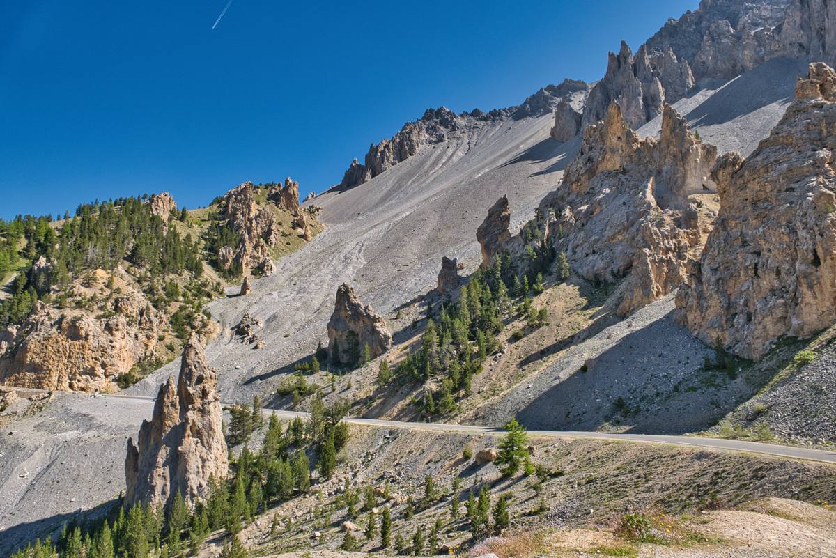 Felsformationen an einer Alpenstrasse