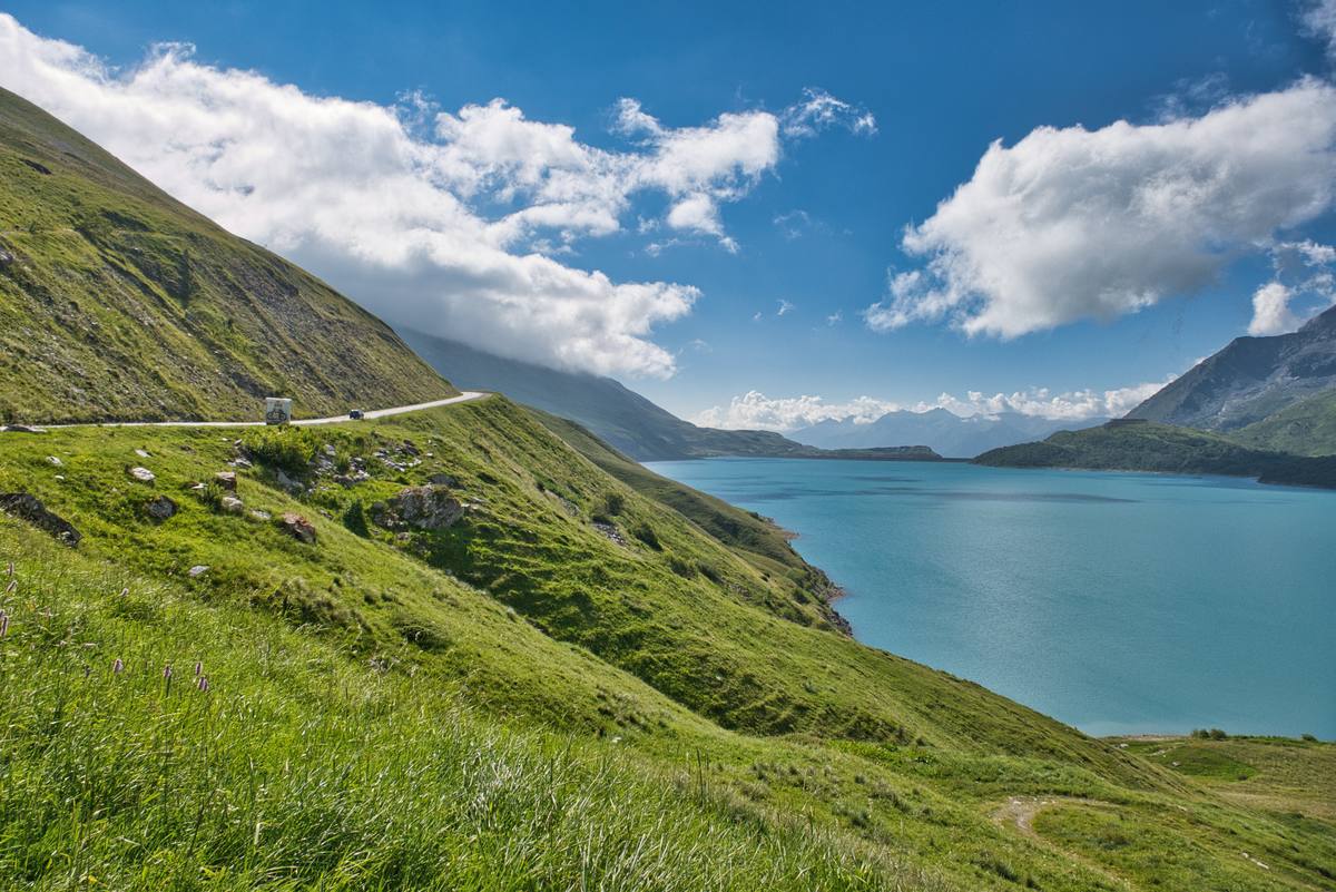 Passstrasse entlang eines Bergsees