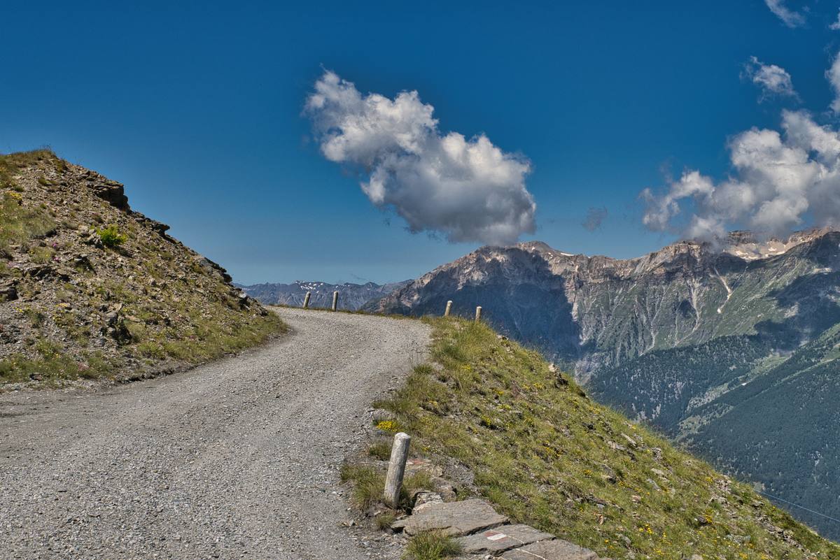 Schotterpass mit Wolken