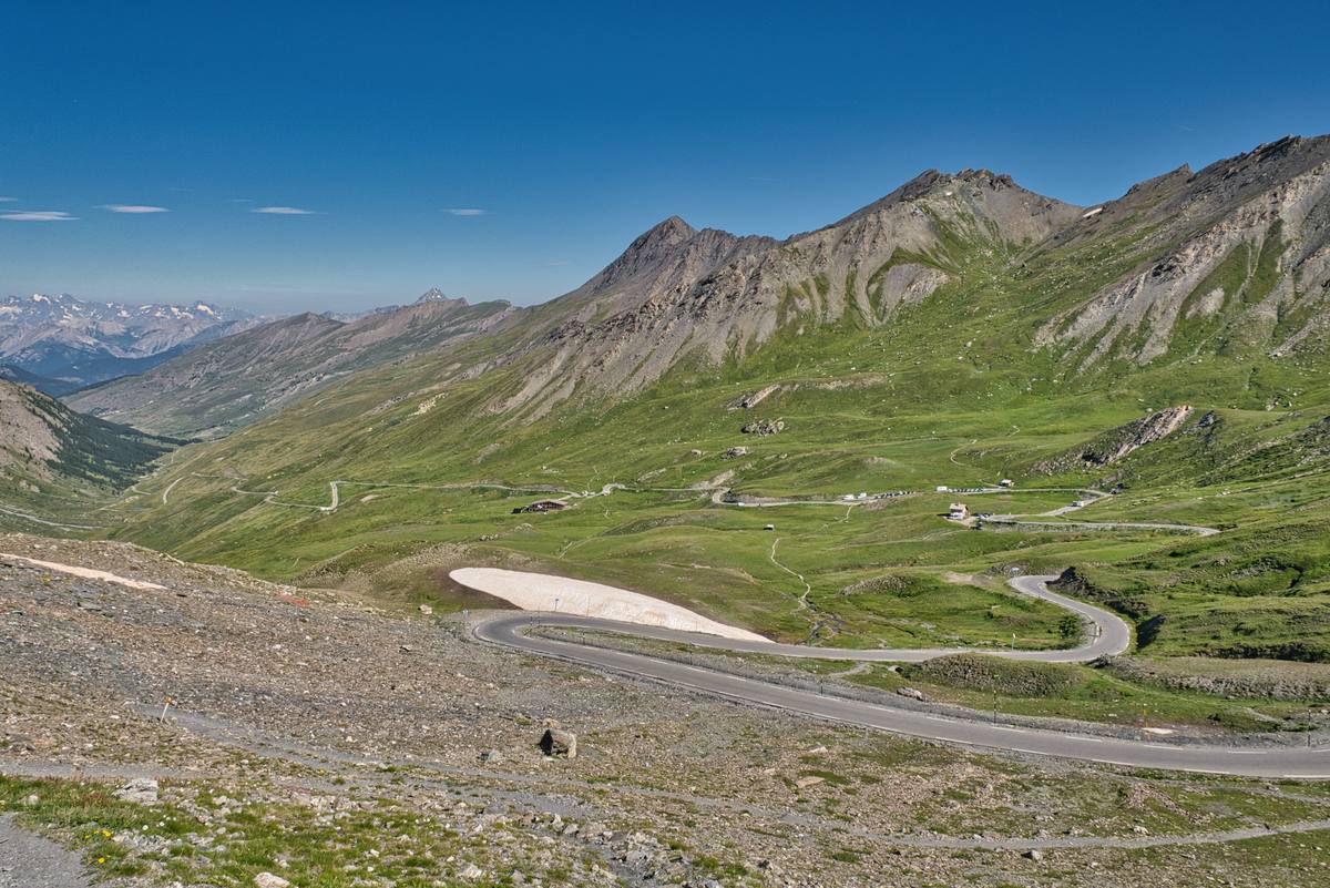 Serpentinenstrasse mit Schneefeld