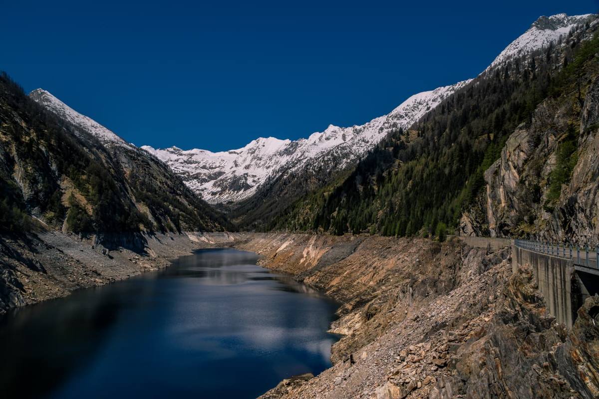 Stausee mit schneebedeckten Gipfeln