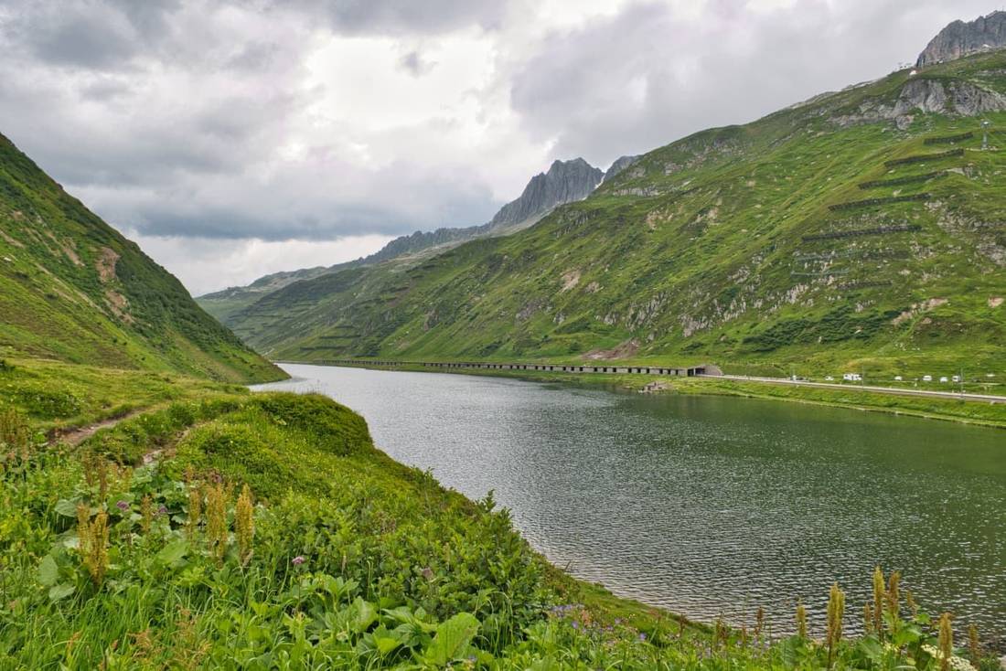 Alpiner Stausee umgeben von Bergen