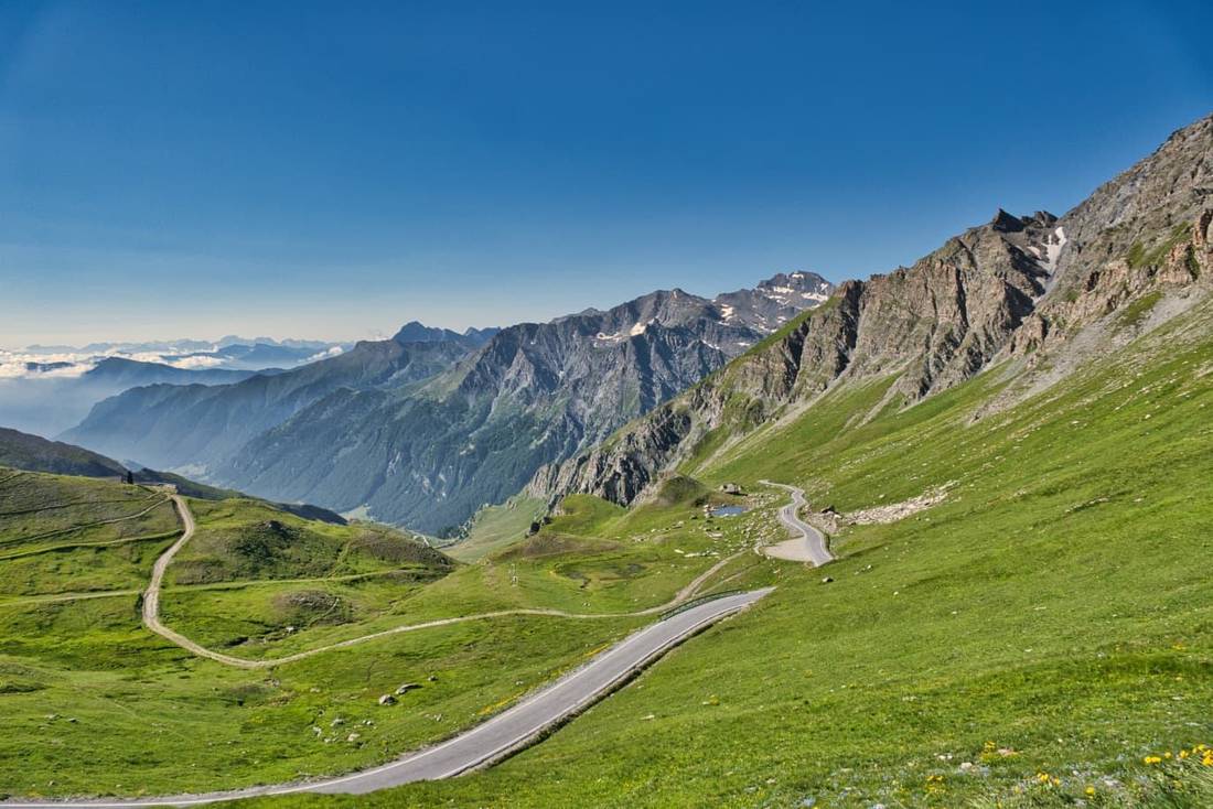 Kurvenreiche Passstrasse in den Schweizer Alpen
