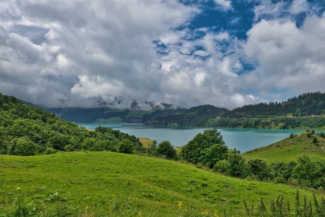 Bergsee mit grünen Hügeln in der Schweiz