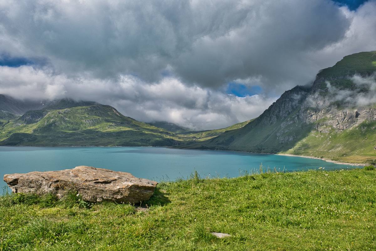 Türkiser Bergsee unter Wolken