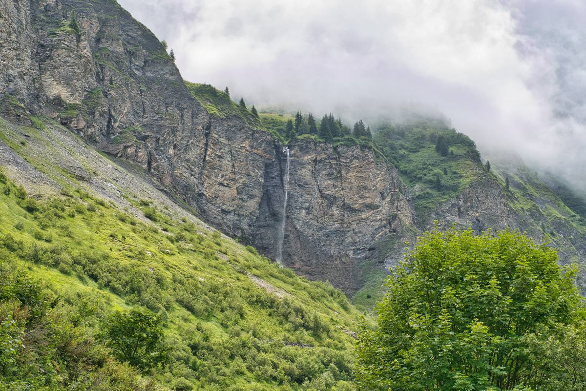 Wasserfall an einer steilen Felswand